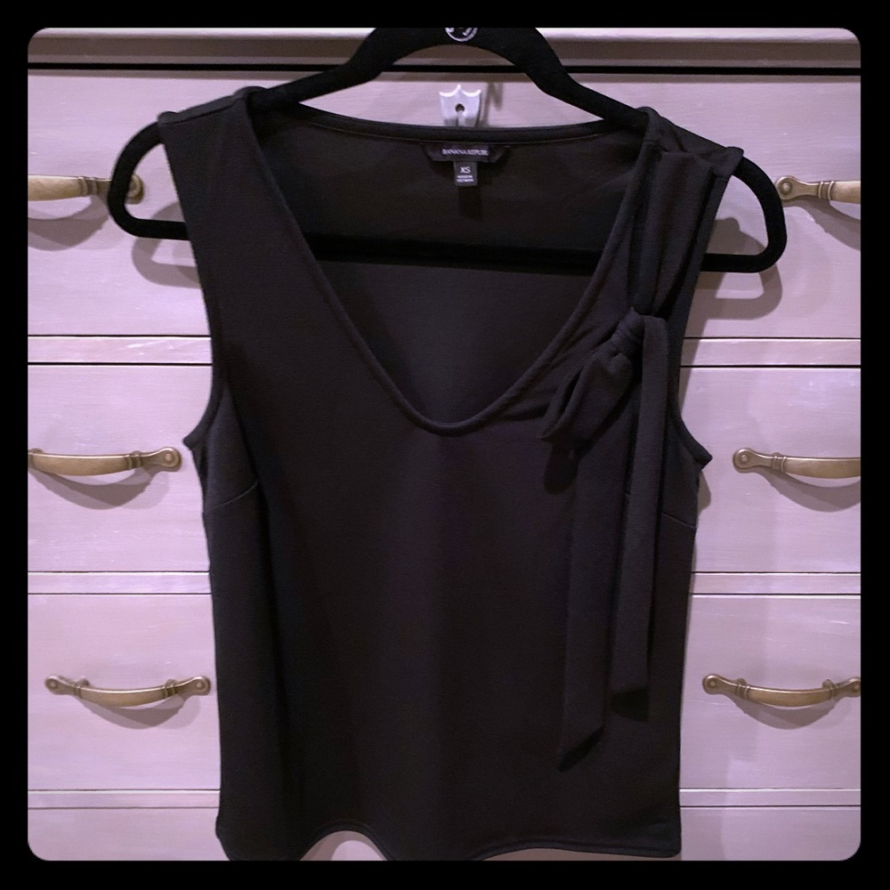XS Banana Republic sleeveless v neck black blouse